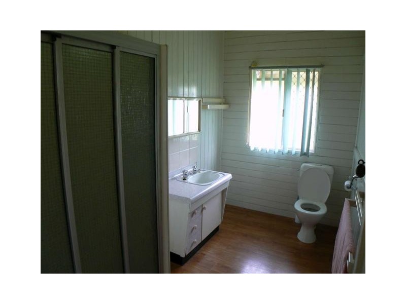 32 Robertson St, Torbanlea QLD 4662