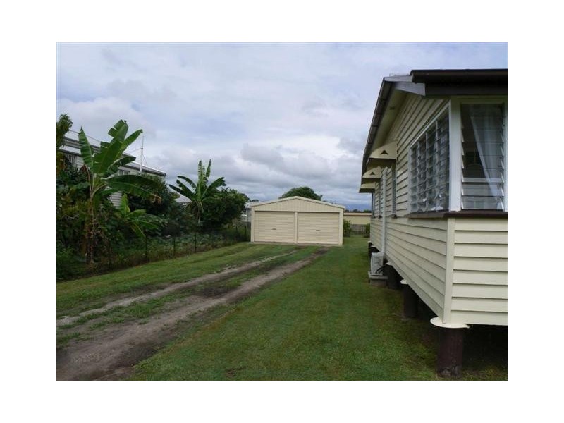 32 Robertson St, Torbanlea QLD 4662