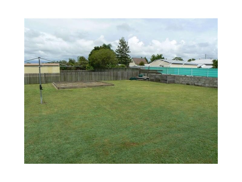 32 Robertson St, Torbanlea QLD 4662