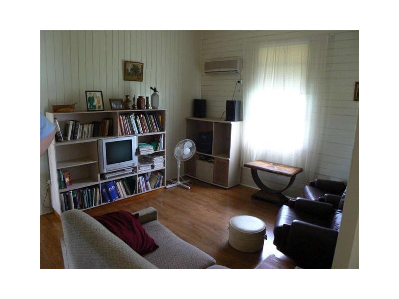 32 Robertson St, Torbanlea QLD 4662