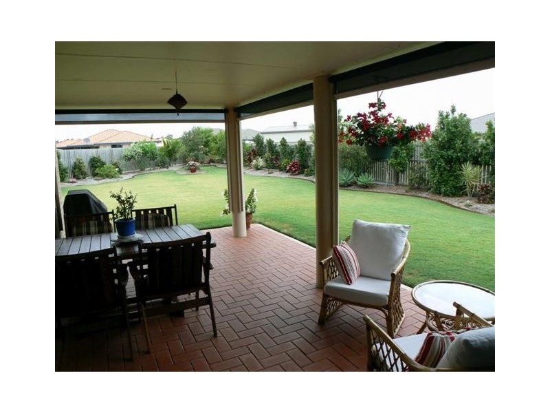 8 Pembridge Cct, Urraween QLD 4655