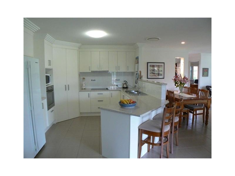 8 Pembridge Cct, Urraween QLD 4655