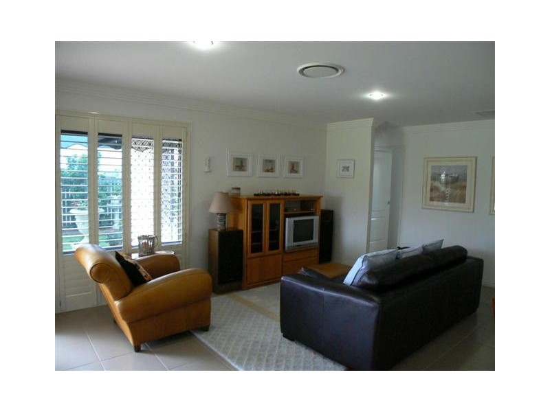 8 Pembridge Cct, Urraween QLD 4655