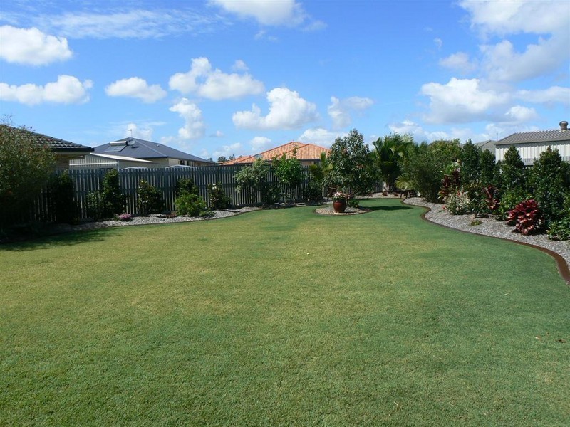 8 Pembridge Cct, Urraween QLD 4655