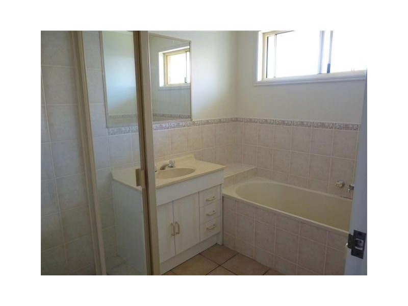 74 Hansen St, Urangan QLD 4655