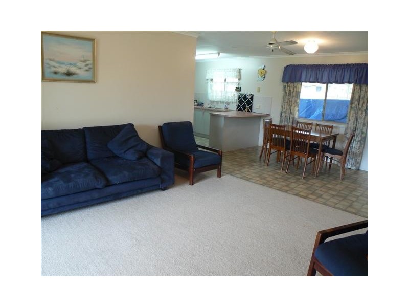 138 Hammond St, Urangan QLD 4655