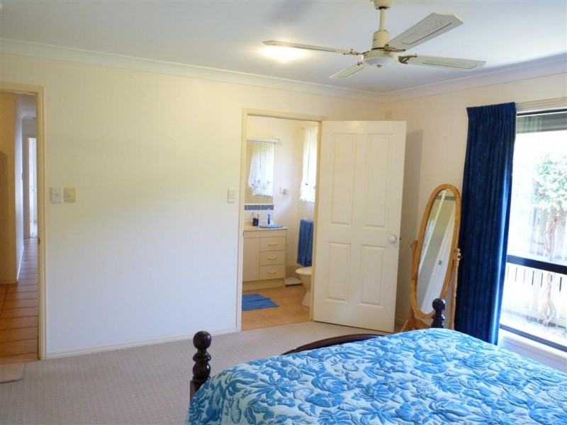 17 Earls Ct, Point Vernon QLD 4655