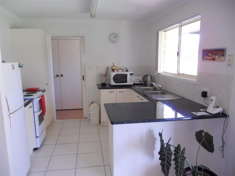 2-1 Alana Crt, Torquay QLD 4655