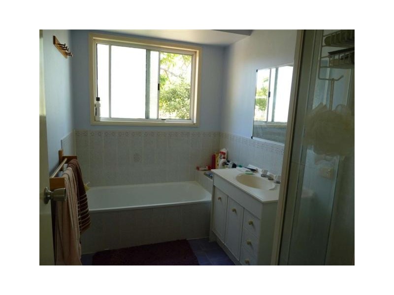 665 Boat Harbour Dr, Urangan QLD 4655