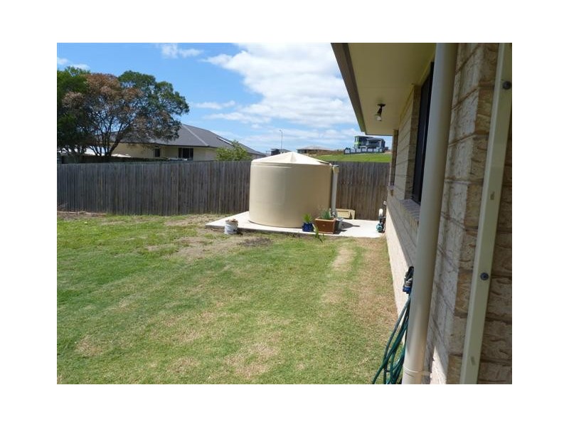 8 Summit Ridge Dr, Nikenbah QLD 4655