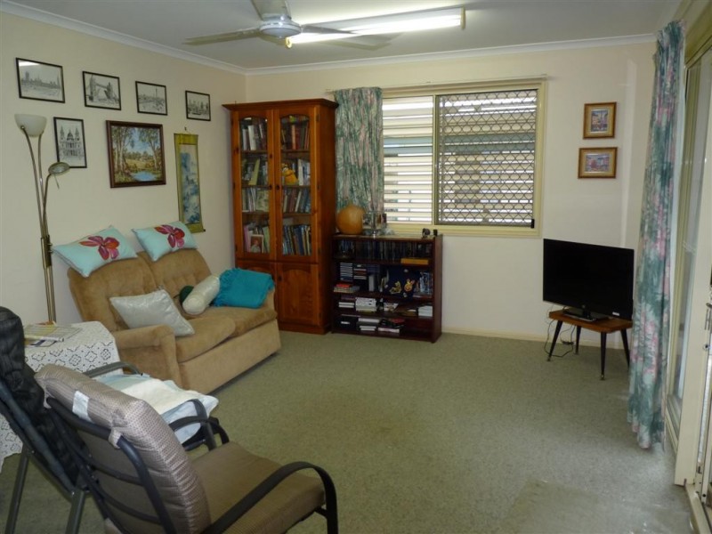 72 Lauren St, Urangan QLD 4655