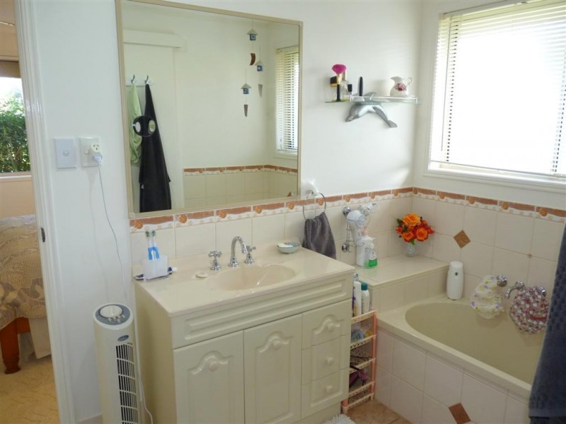 4 Oxford St, Urraween QLD 4655