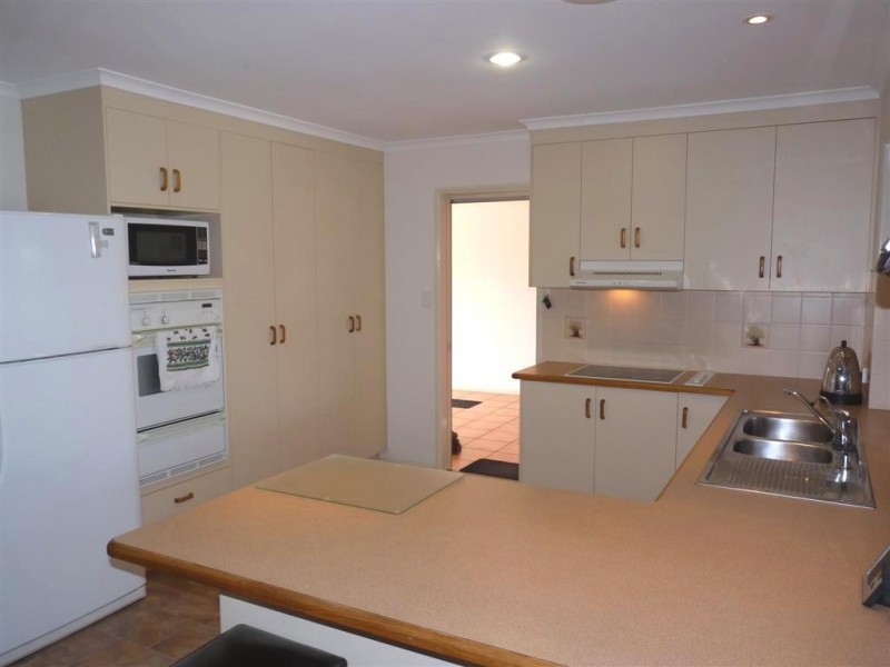 34 Aimee Dr, Urangan QLD 4655