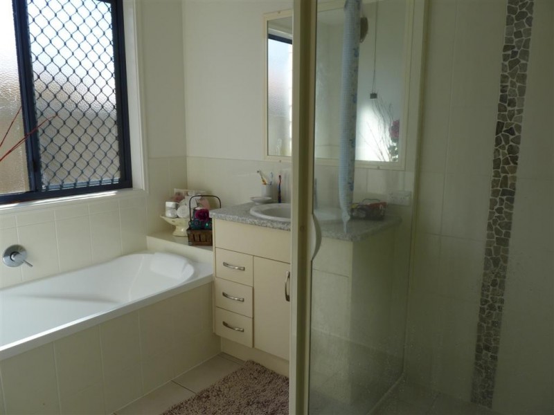 6 Lancaster Cct, Urraween QLD 4655