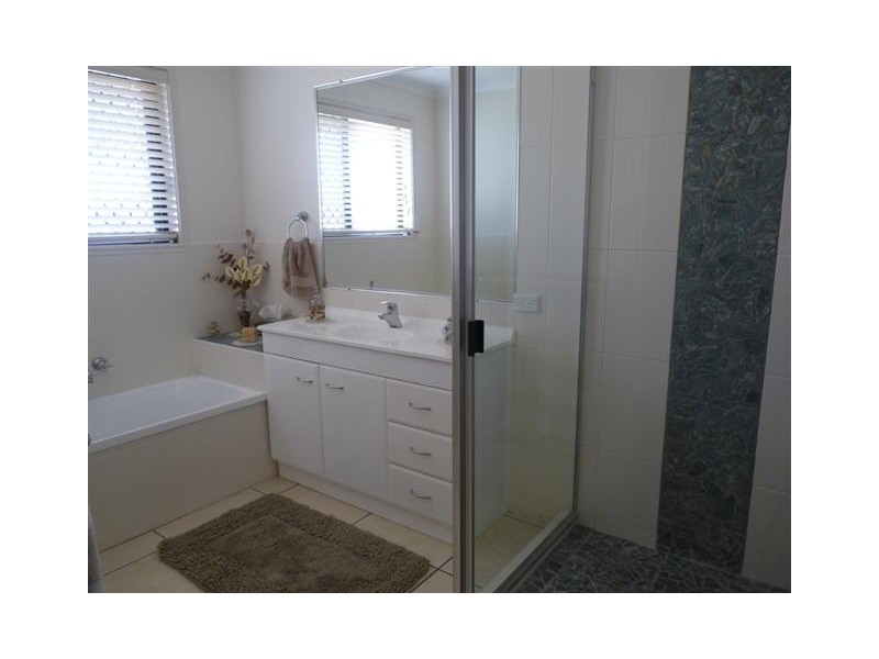 32 Harrison Cct, Urangan QLD 4655