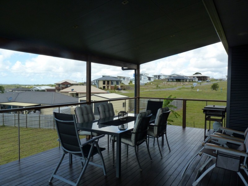 6 Sunad Crt, Nikenbah QLD 4655