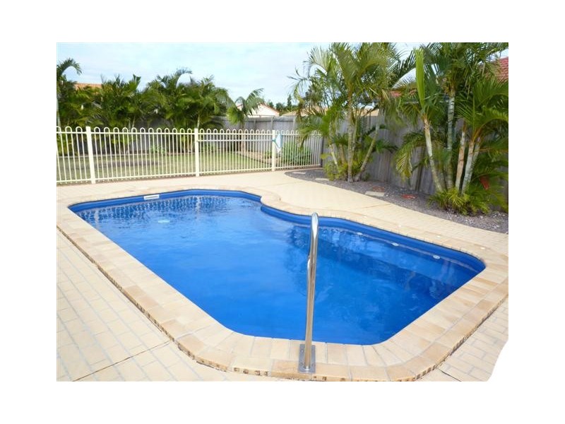 33 Anchorage Cct, Point Vernon QLD 4655