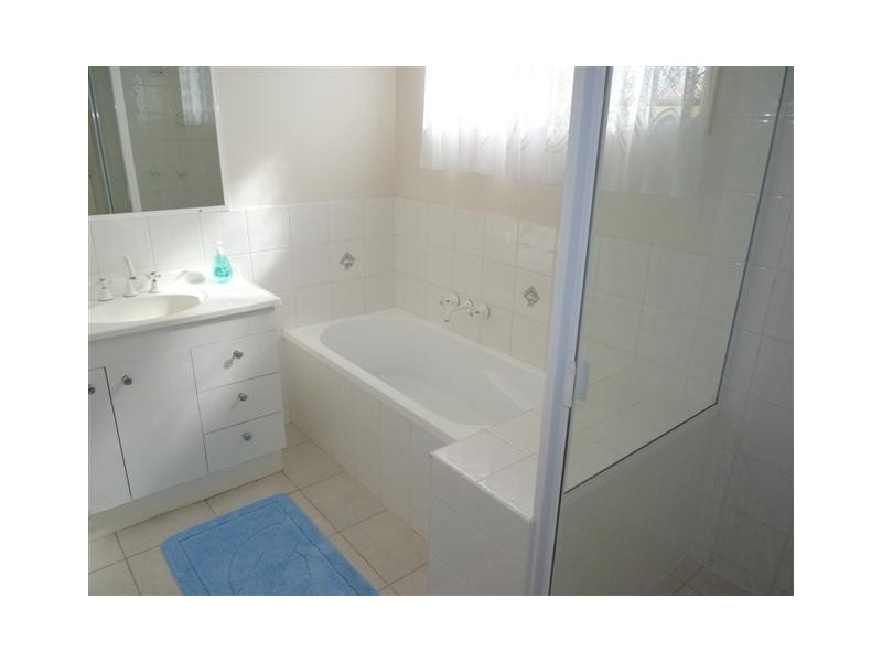 33 Anchorage Cct, Point Vernon QLD 4655