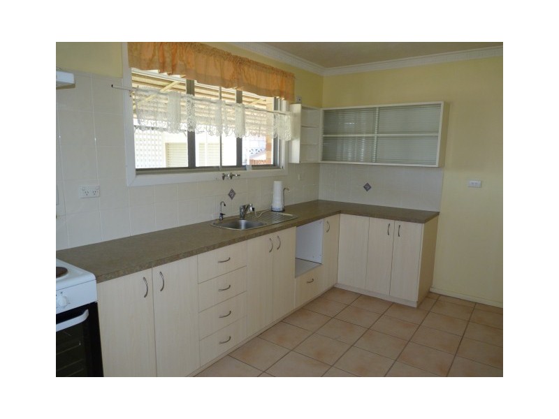 5 Barnstaple St, Torquay QLD 4655