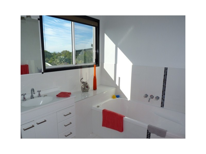 15 Waigani Ave, Kawungan QLD 4655