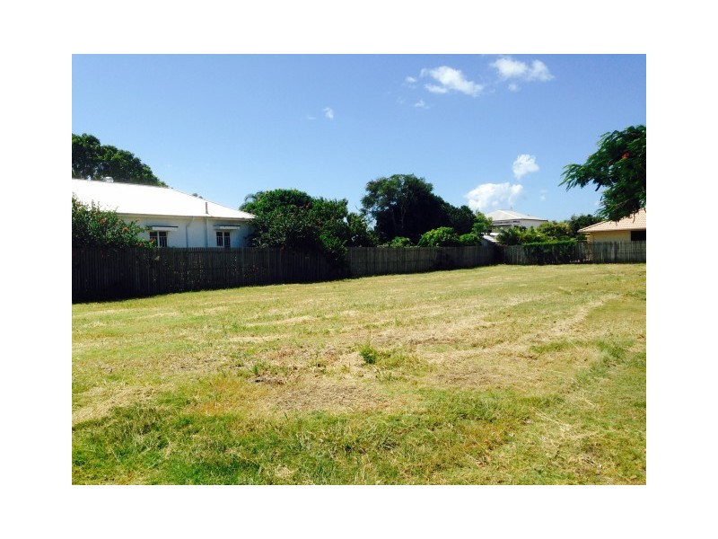 8 Edwin Street, Urangan QLD 4655