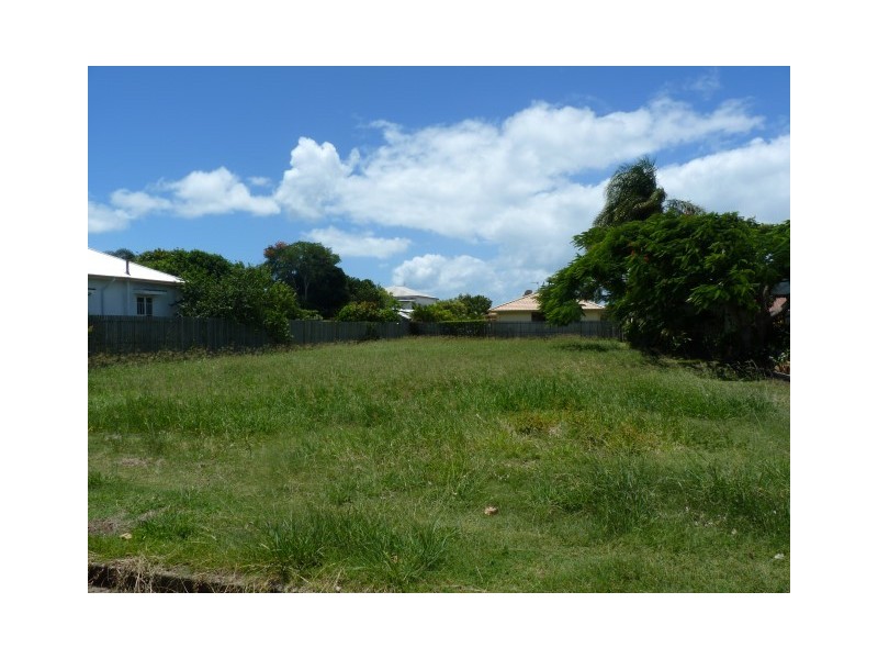 8 Edwin Street, Urangan QLD 4655