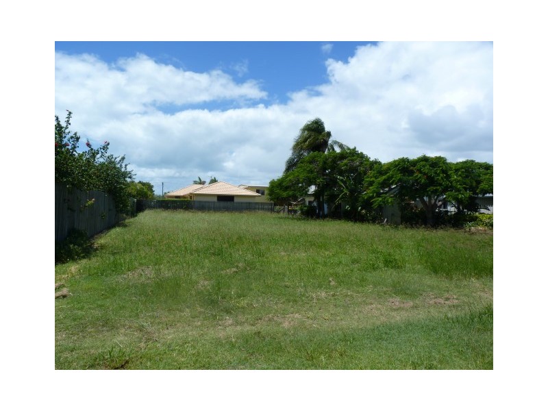 8 Edwin Street, Urangan QLD 4655