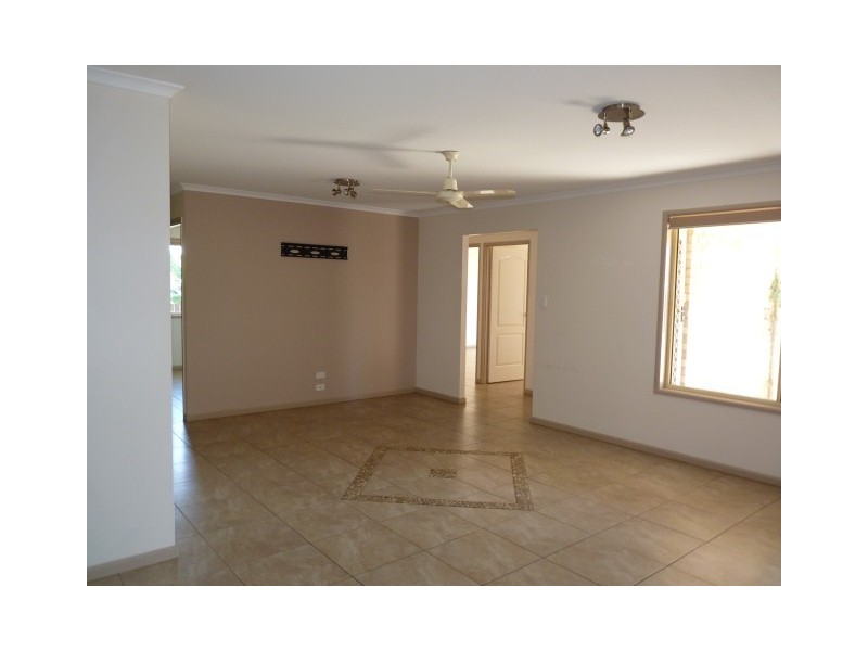 8 Franklin St, Urraween QLD 4655