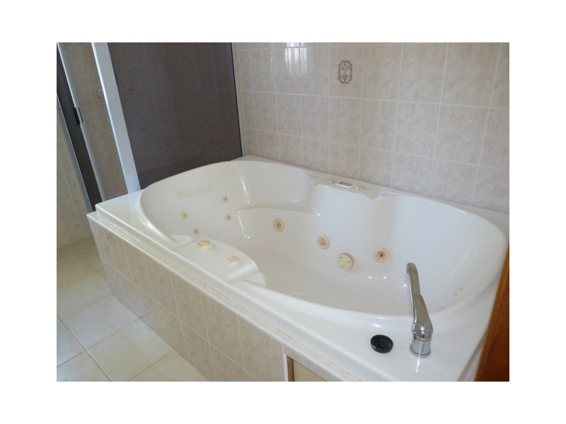 8 Franklin St, Urraween QLD 4655