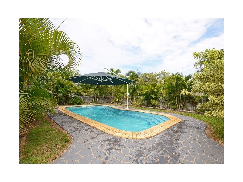 11 Moolyyir Street, Urangan QLD 4655