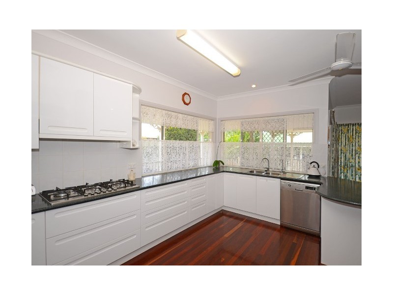 11 Moolyyir Street, Urangan QLD 4655