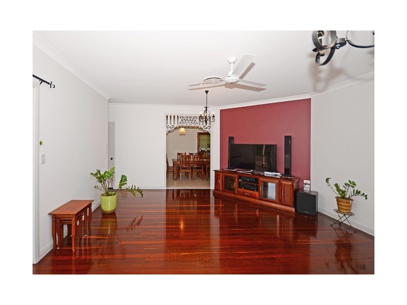 11 Moolyyir Street, Urangan QLD 4655