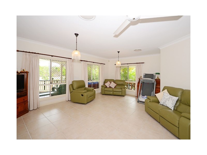 11 Moolyyir Street, Urangan QLD 4655