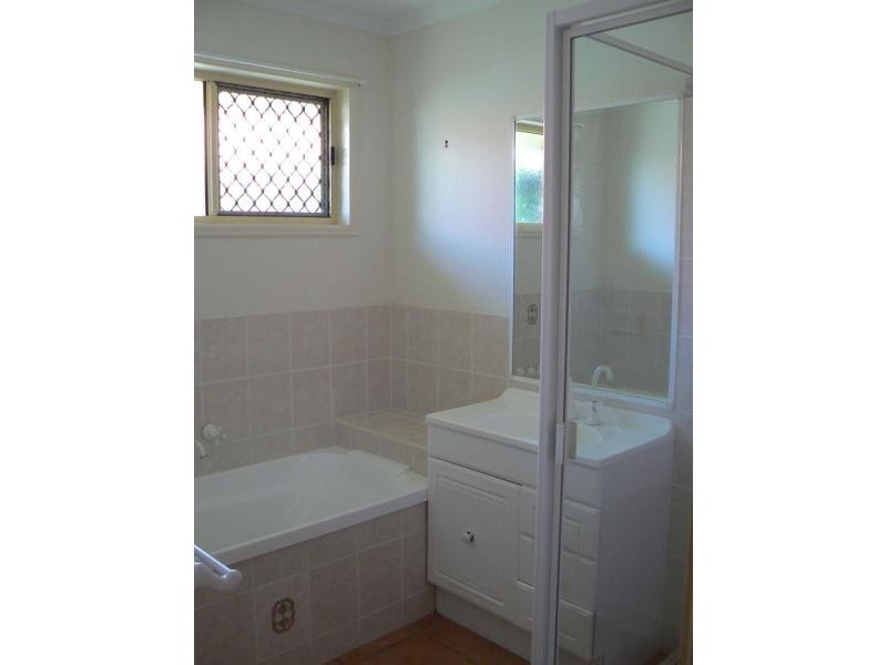 8 Sonder St, Urangan QLD 4655