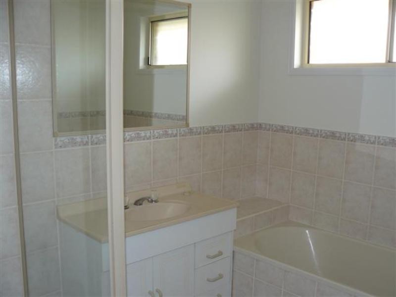 74 Hansen ST, Urangan QLD 4655