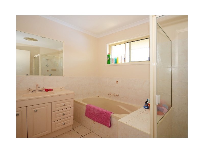 27 Sharyn Court, Point Vernon QLD 4655