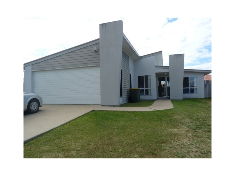 3 Bushlark Avenue, Eli Waters QLD 4655