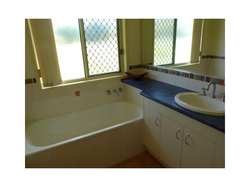 2 Montrose Close, Point Vernon QLD 4655