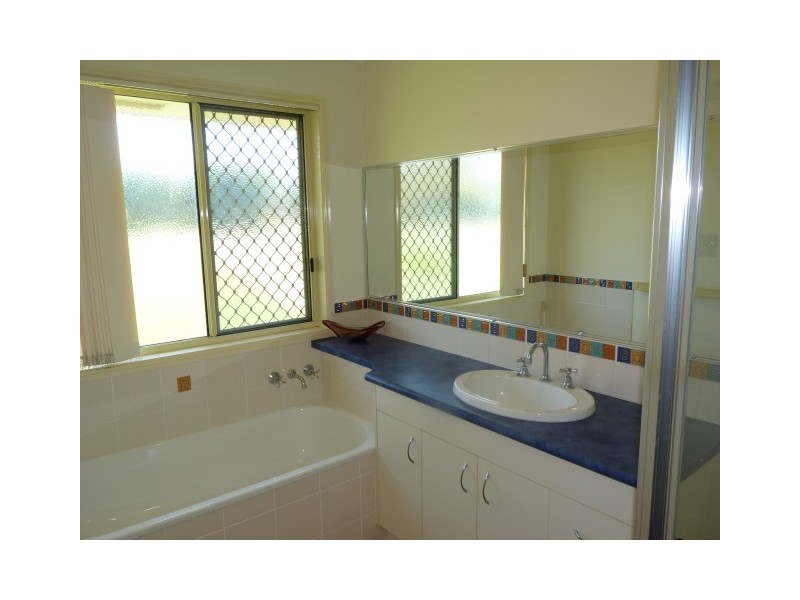 2 Montrose Close, Point Vernon QLD 4655