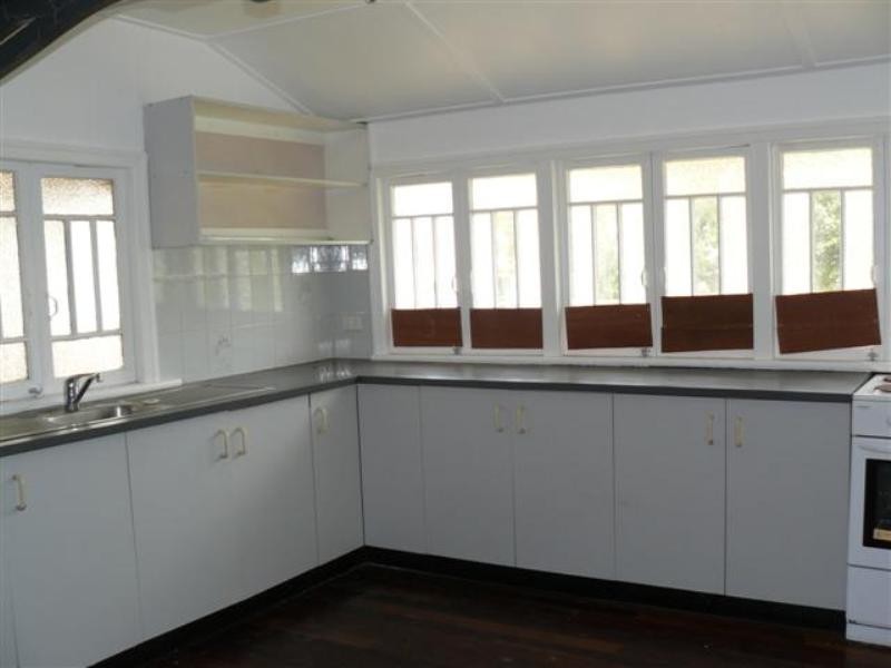 6 Truro St, Torquay QLD 4655