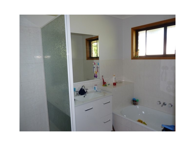 17 Harselaar Drive, Point Vernon QLD 4655