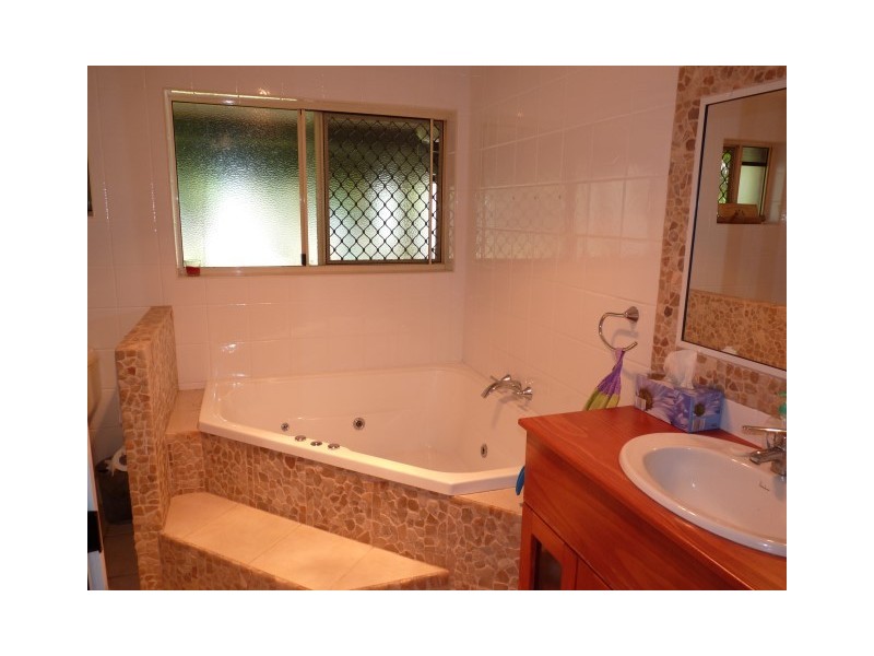 2 Hanover Drive, Urraween QLD 4655