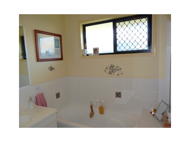 10 Kirton Road, Point Vernon QLD 4655