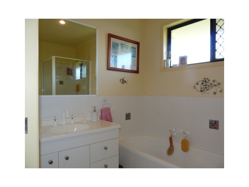 10 Kirton Road, Point Vernon QLD 4655