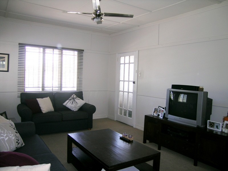 27 Blaxland Street, Milton QLD 4064