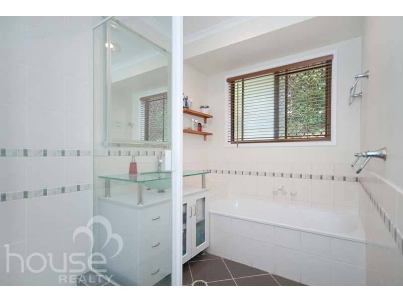 2 Bundoora Dr, Karana Downs QLD 4306