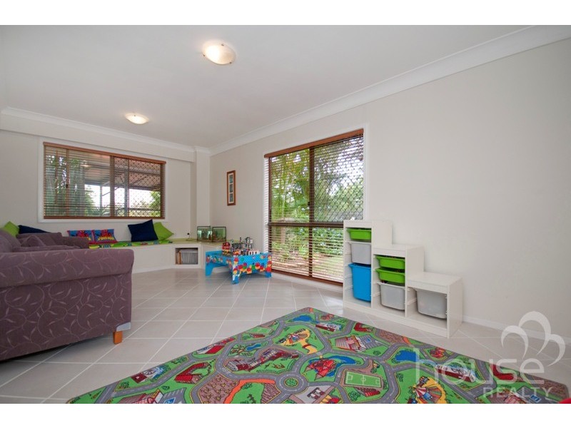 2 Bundoora Dr, Karana Downs QLD 4306