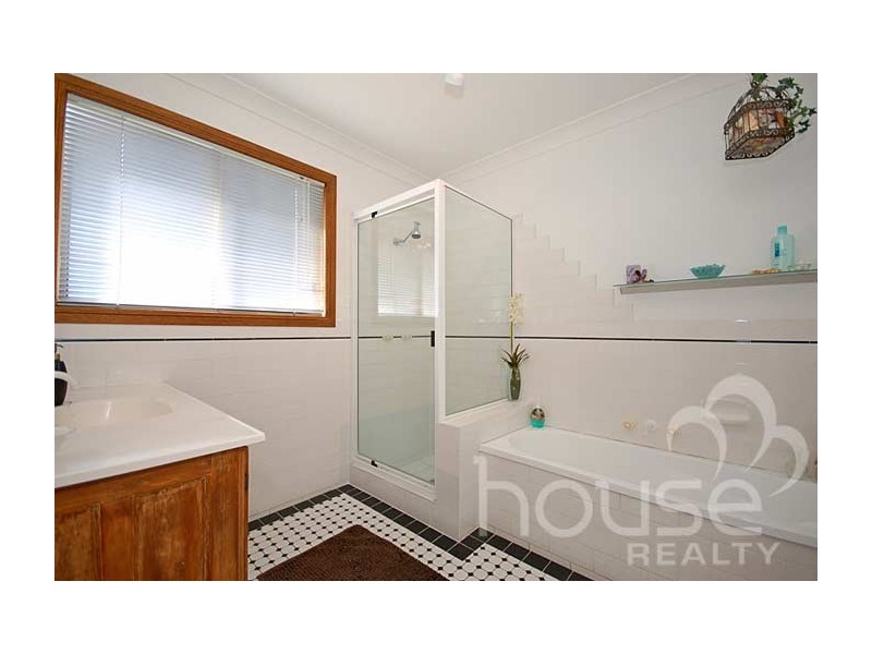 166 College Rd, Karana Downs QLD 4306