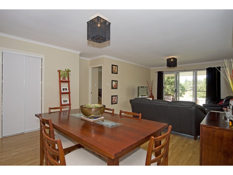 32 302 College Road, Karana Downs QLD 4306