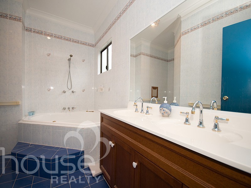 6 Pinehurst Court, Karana Downs QLD 4306